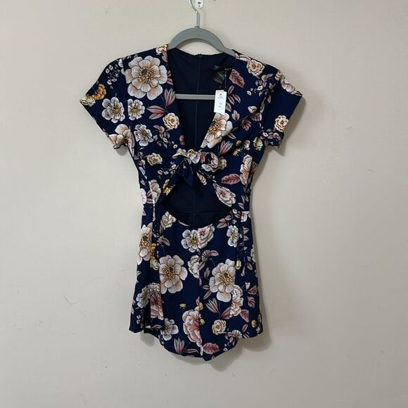 NWT Bloomingdale’s Exclusive AQUA Tie-Front Floral Romper - Picture 2 of 7